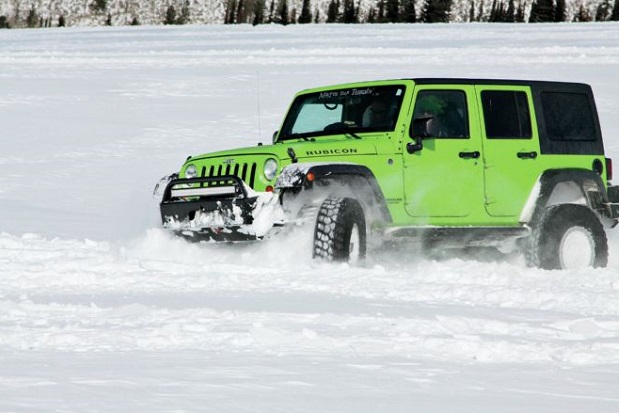 2012-jeep-wrangler-rubicon-wheeling-in-snow text