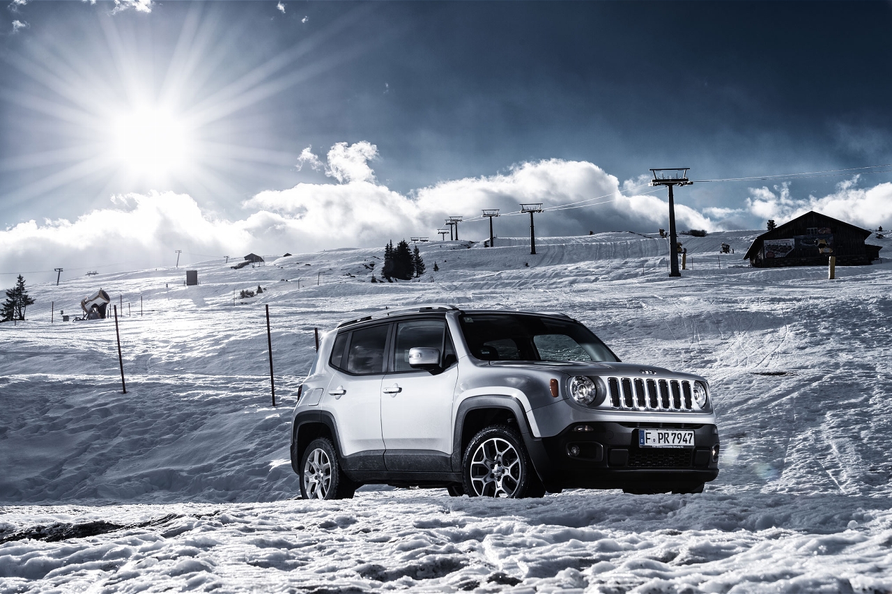 2015-jeep-renegade-limited-front-view-on-snow