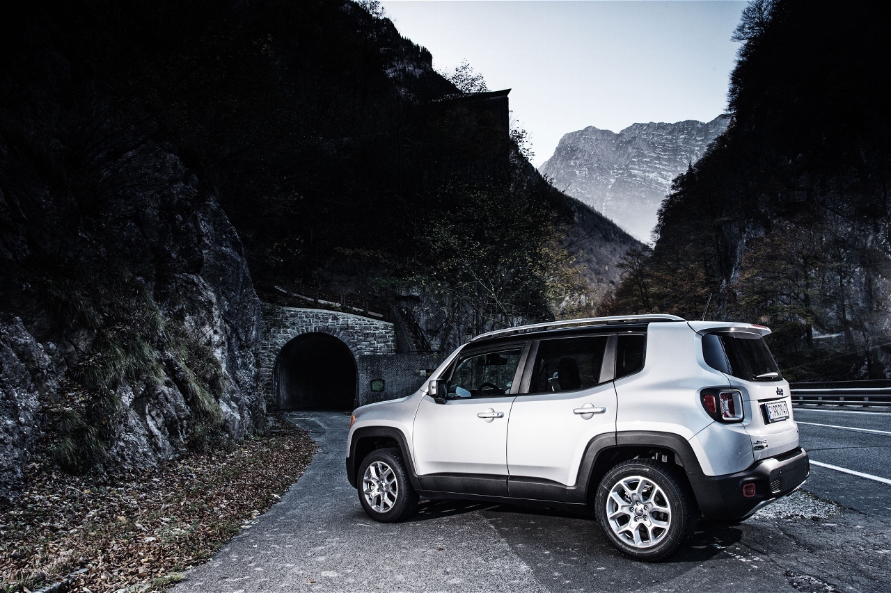 2015-jeep-renegade-limited-rear-three-quarter-2