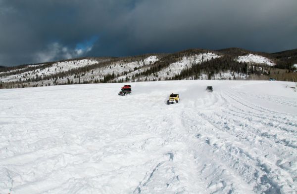 jeeps-racing-in-snow