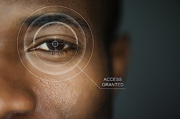 biometrics-iris-recognition-security-access-banking-fraud-smartphone-technology-Condo.ca_