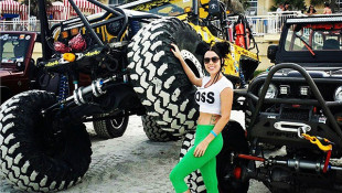 Let This Jeep Loving Yoga Gal Spice Up Your Instagram Feed