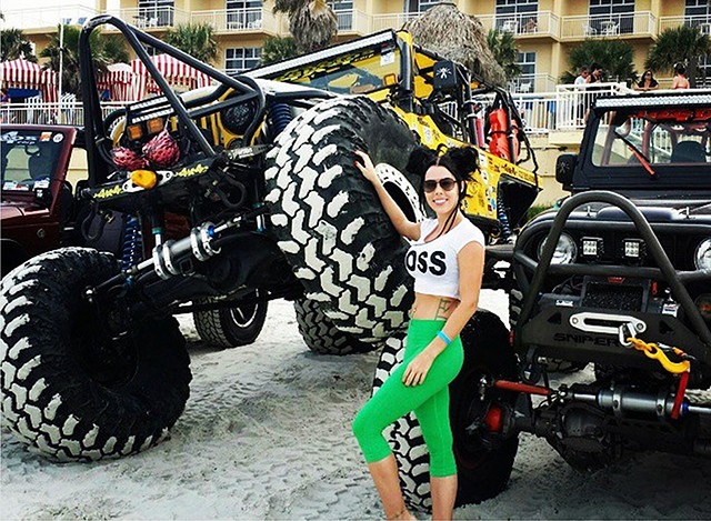 Let This Jeep Loving Yoga Gal Spice Up Your Instagram Feed