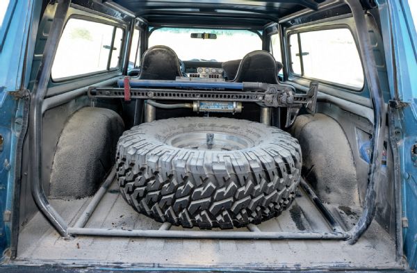 jeep-spare-tire-mounted-to-floor