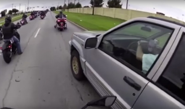Jeep Cherokee Angrily Cuts Through Pack of Motorcycles