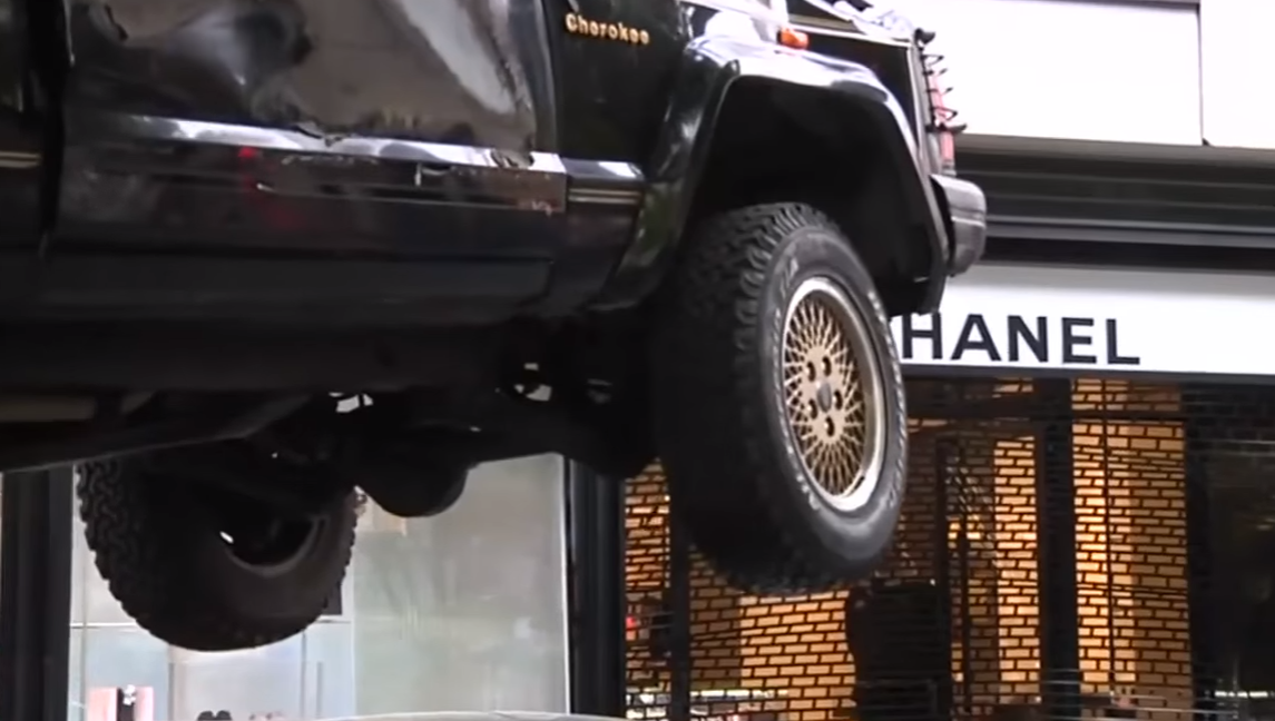Robbers Crash Jeep Cherokee Into Chanel Store