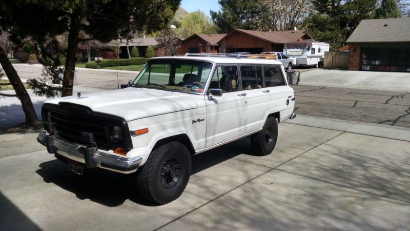 This Woodless Grand Wagoneer Was Quite the Bargain