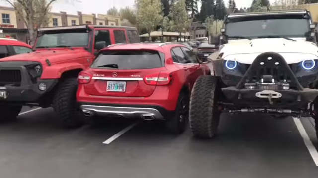Jeep Wrangler Drivers “Teach” Mercedes Driver a Lesson About Parking