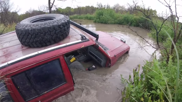 jk-forum.com XJ Jeep Cherokee Drives Through a River