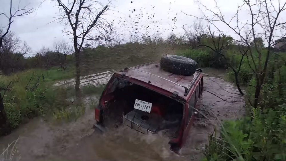 jk-forum.com XJ Jeep Cherokee Drives Through a River