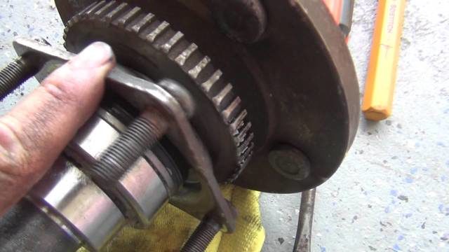Jeep Wrangler JK: How to Replace Rear Wheel Bearings