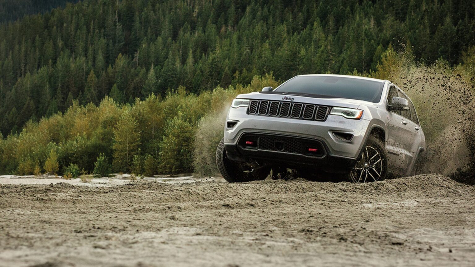 'MotorTrend' Pits Jeep Grand Cherokee vs. Land Rover Discovery