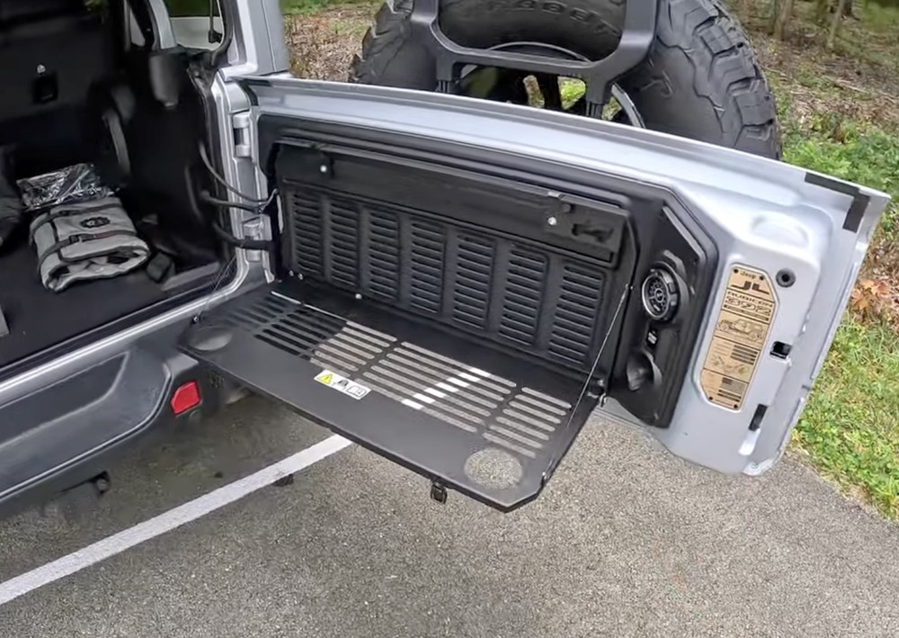 Wrangler rubicon 392 tailgate area